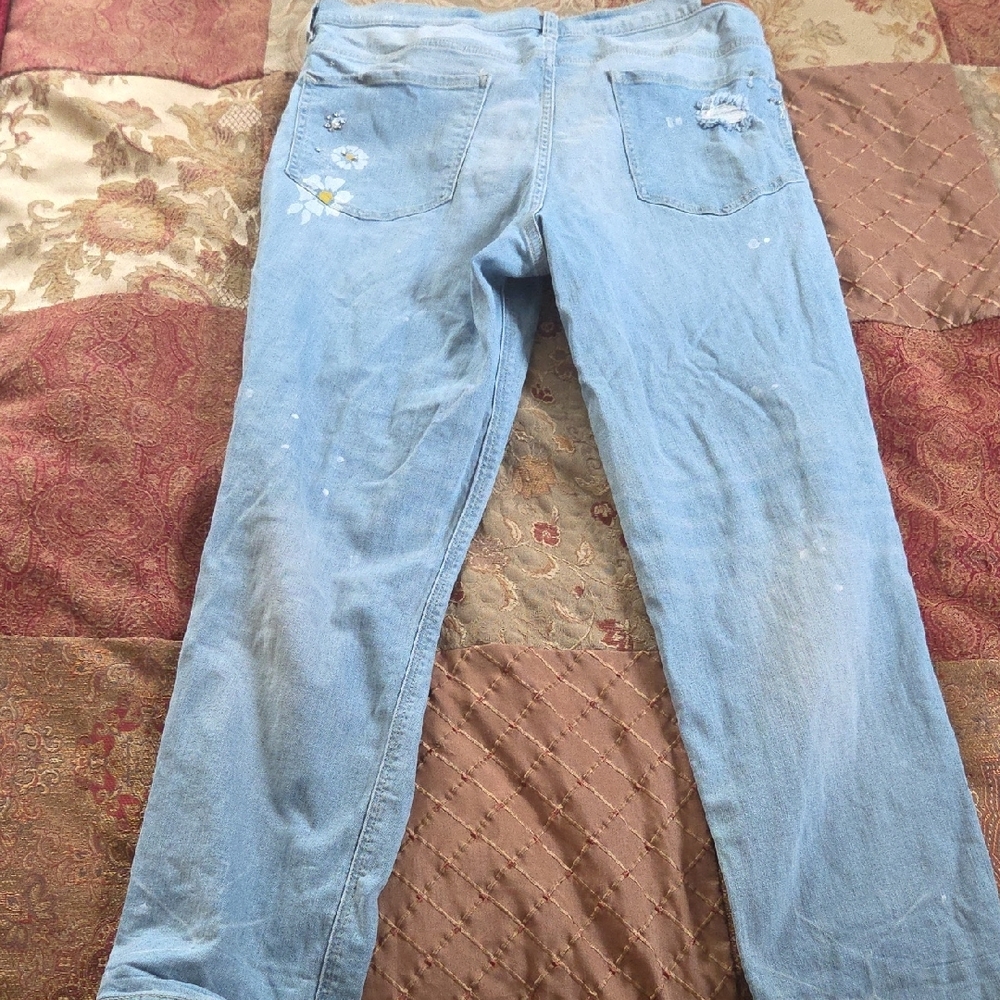 Trendy Distressed Women's Boyfriend Jeans - Picture 3 of 7
